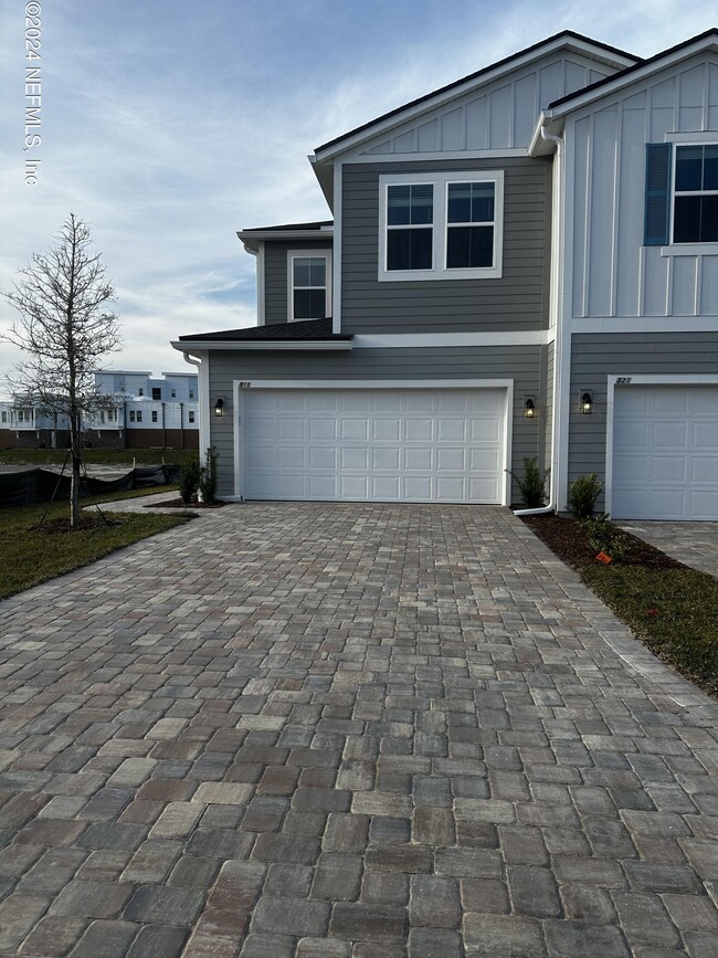 Building Photo - 315 Brandon Lks Dr