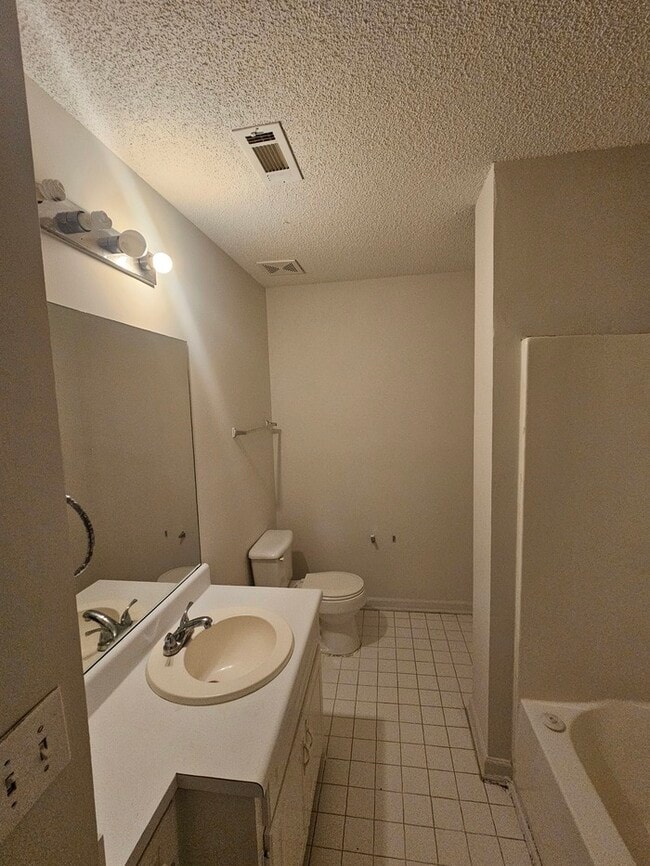 Building Photo - Town Home For Rent