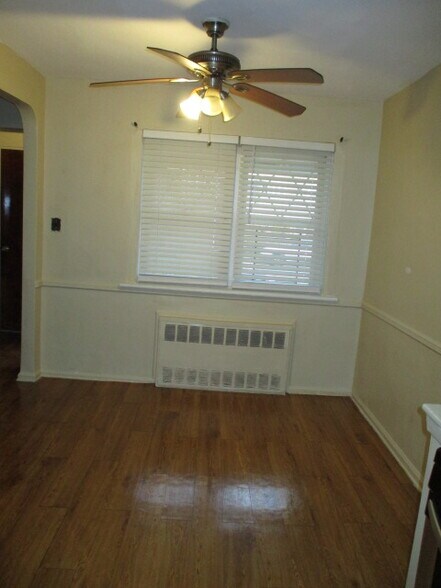 Dining Nook - 1146 E 85th St