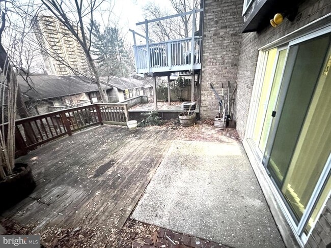 Building Photo - 9250 Three Oaks Dr