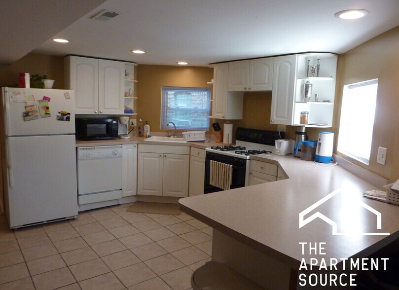 Building Photo - 4039 N Long Ave