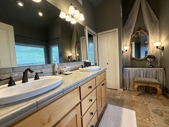 Building Photo - WINTER SPECIAL DISCOUNTED $500 PER MONTH F...