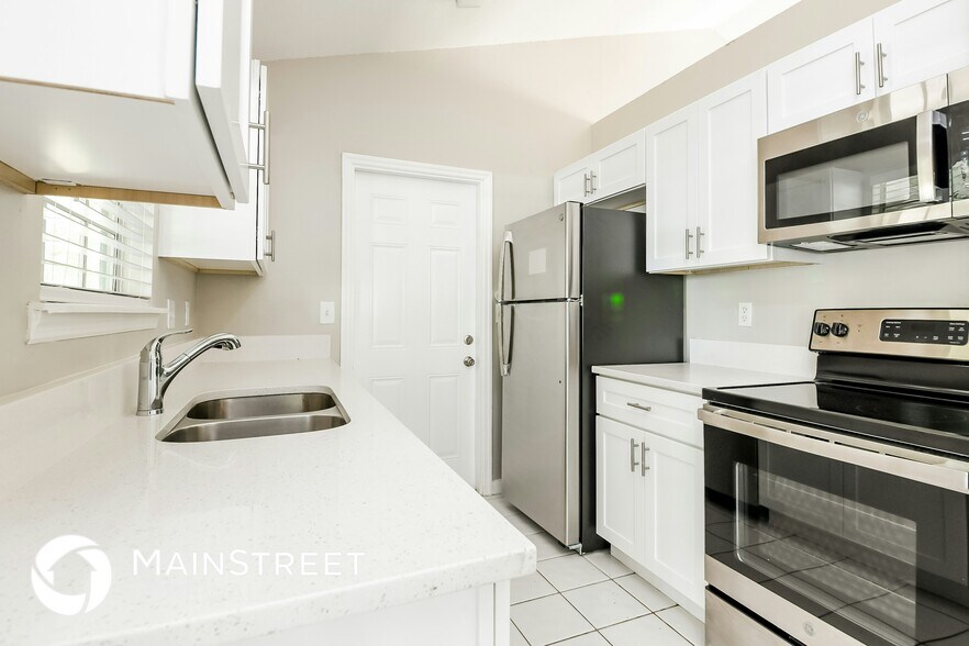 Building Photo - 104 Summerhill Ct