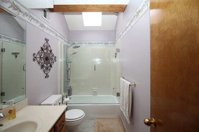 Building Photo - 4 Bed Home Premium Fixtures