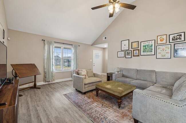 Building Photo - 833 Lutz Ln