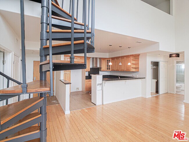 Building Photo - 1042 S Kingsley Dr