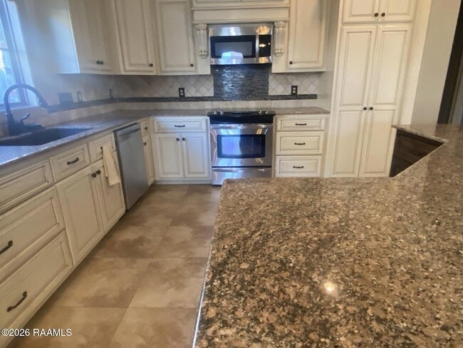 Building Photo - 330 Dunvegan Ct