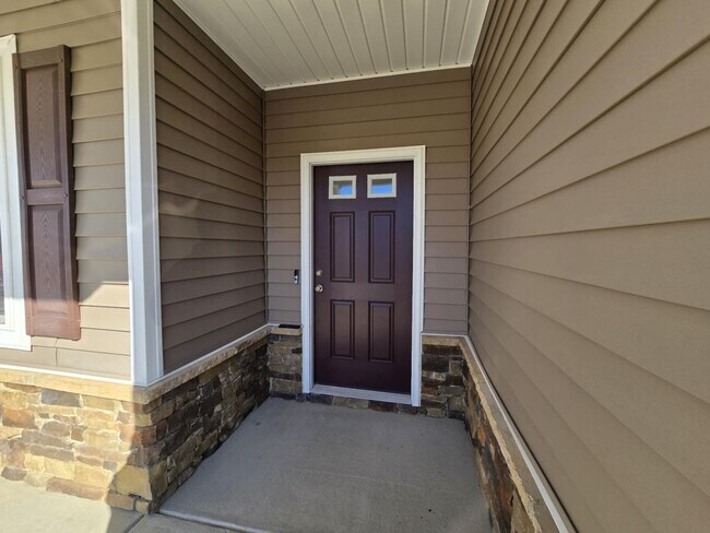 Building Photo - Awesome 4 Bedroom 2.5 Bath Home with Lots of space and a 2 Car Garage!