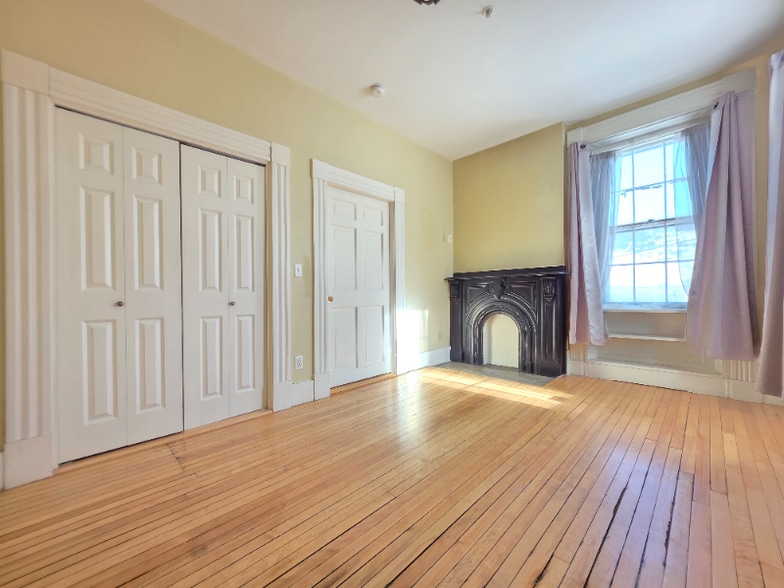 Building Photo - 128 Hammond St