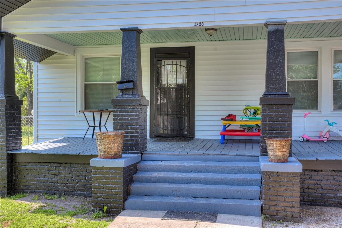 Front Porch - 1728 Telfair St