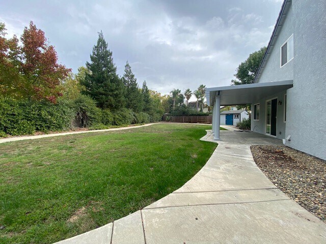 Building Photo - Beautiful and spacious 3-bedroom, 2.5-bathroom home with loft/den in E