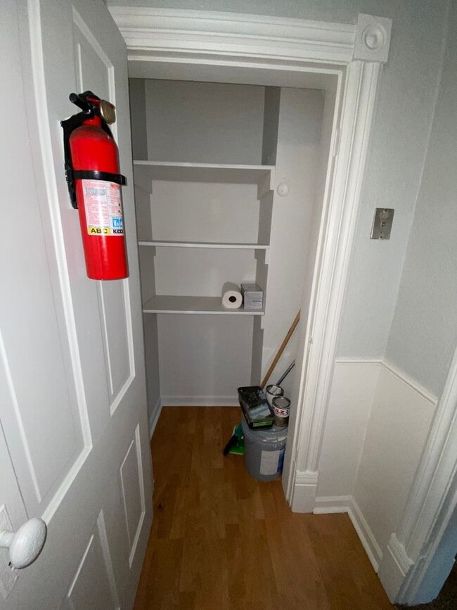 Building Photo - Newly Updated 2 Bedroom
