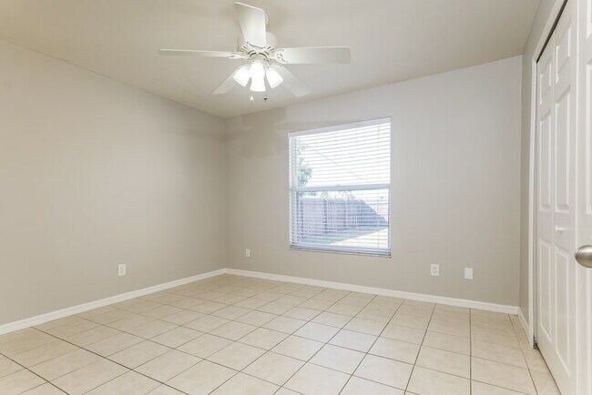 Building Photo - 16 NE 20th Ct