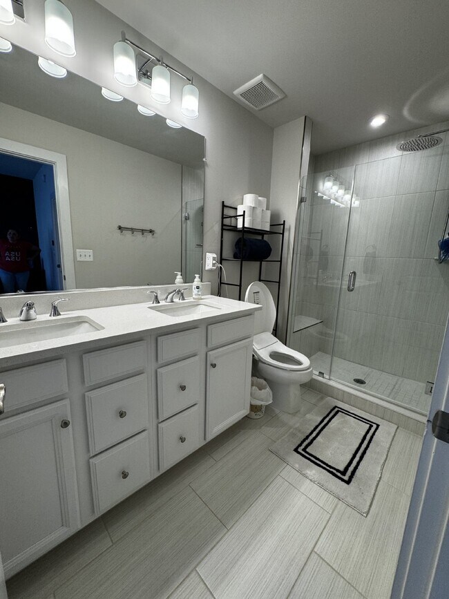 Building Photo - Luxurious 4-Bedroom Townhouse with 3.5 Bat...