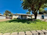 Building Photo - Great home available NOW