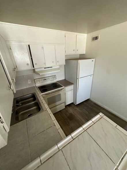 Building Photo - 485 North Cir