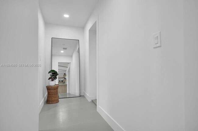 Building Photo - 117 NE 20th St