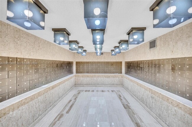 Building Photo - 4101 Pine Tree Dr