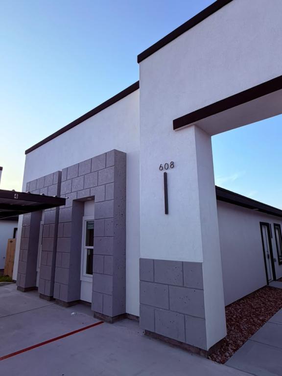 Building Photo - 608 Mountain Rd