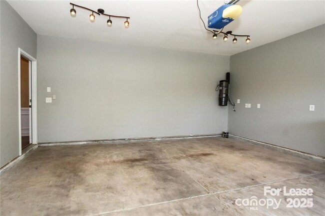 Building Photo - 405 Halyard Ln