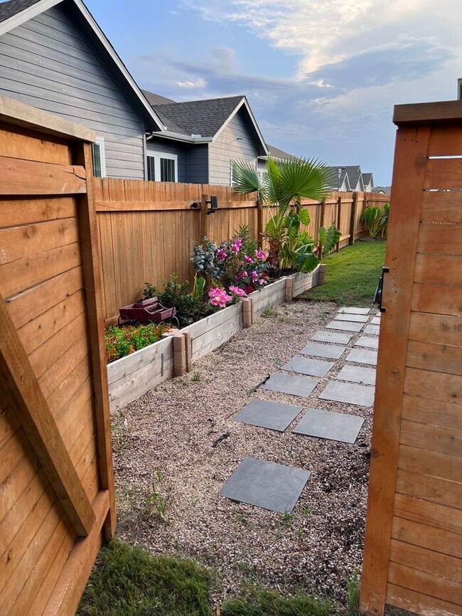 Building Photo - Elegant 4 BR 3.5 BA and 1 Office/Bedroom Convertible Home with Modern Amenities