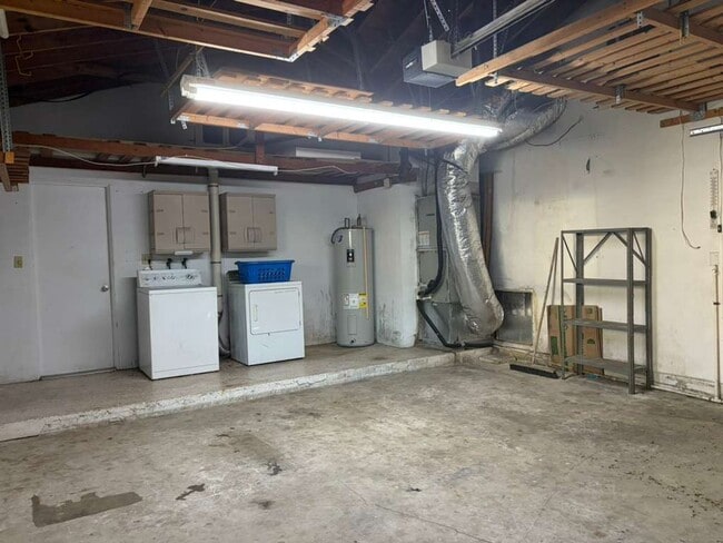 Building Photo - 3 Bedroom 2 Bath Spacious Home in Holiday Park