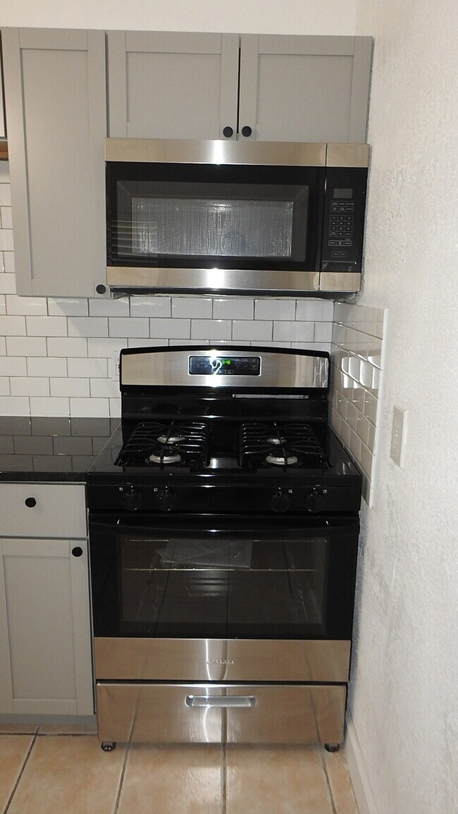Building Photo - Newly rehabbed fully rehabbed 4 bed 2 bath...