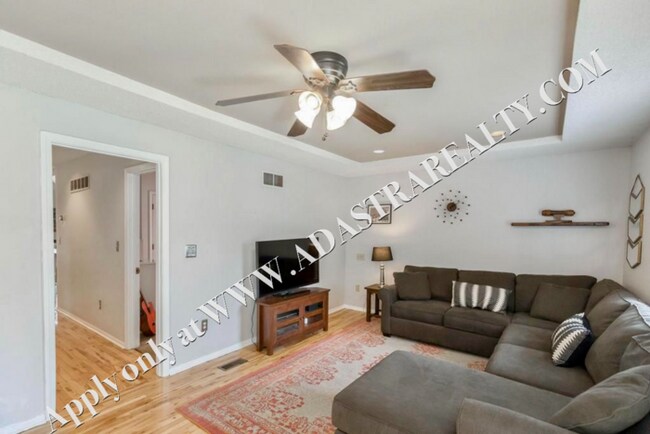 Building Photo - Inviting 3 Bedroom Close to Everything-Available in MAY!!