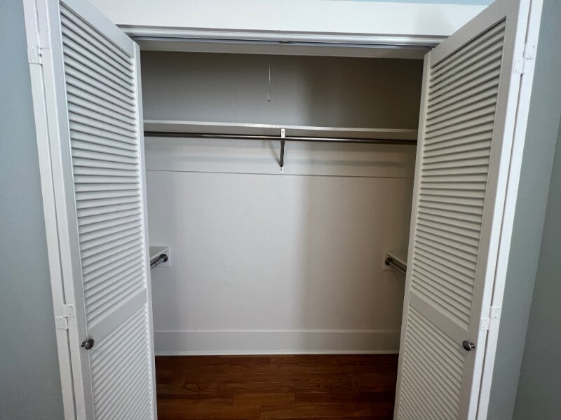 Building Photo - 514 E 8th St