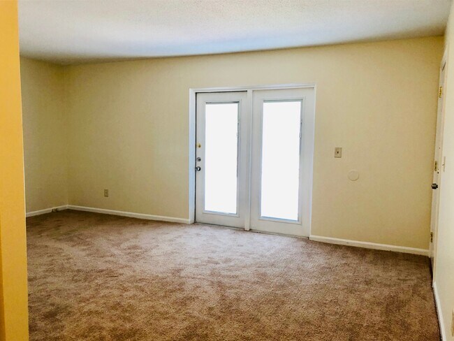 Building Photo - 1001 Spring Valley Dr