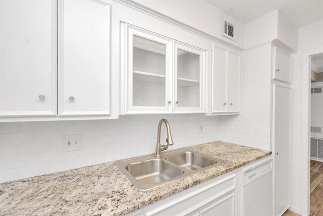 Building Photo - 2744 Briarhurst Dr