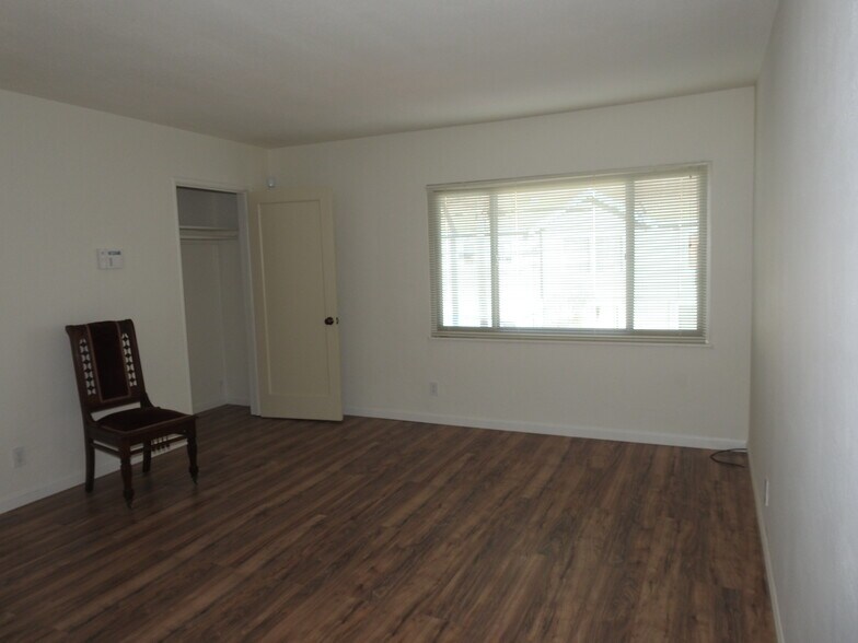 Building Photo - 413 34th St