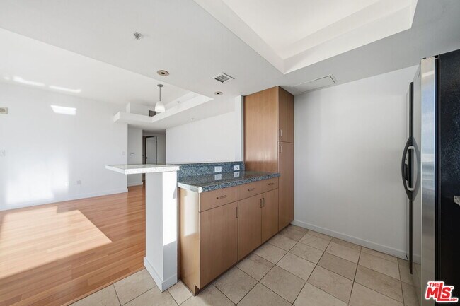 Building Photo - 13700 Marina Pointe Dr