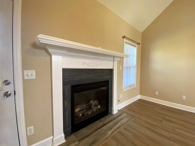 Building Photo - 4858 Somerset Dr