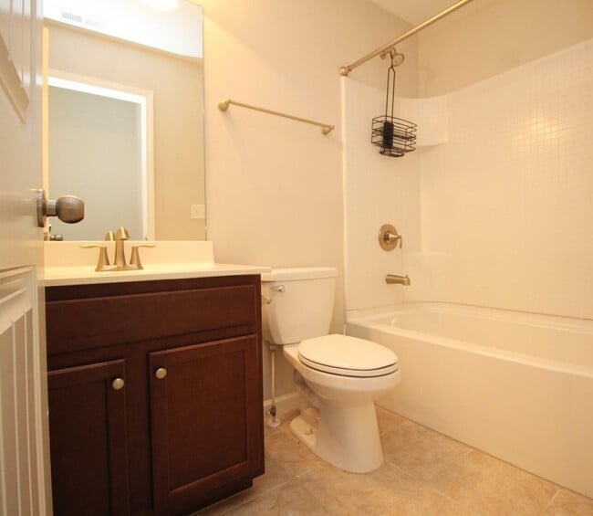 Building Photo - 660 Sunset Dr