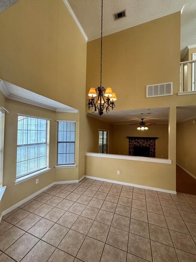 Building Photo - 924 Lawton Ct