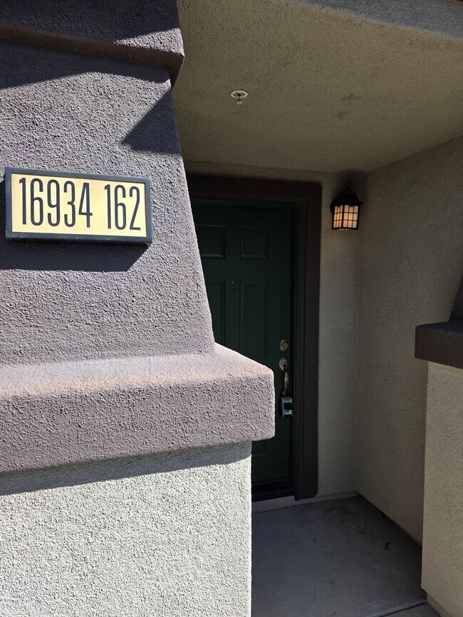 Building Photo - 16934 Laurel Hill Ln