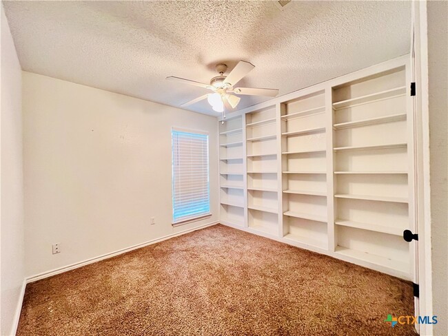 Building Photo - 1702 Fox Trail