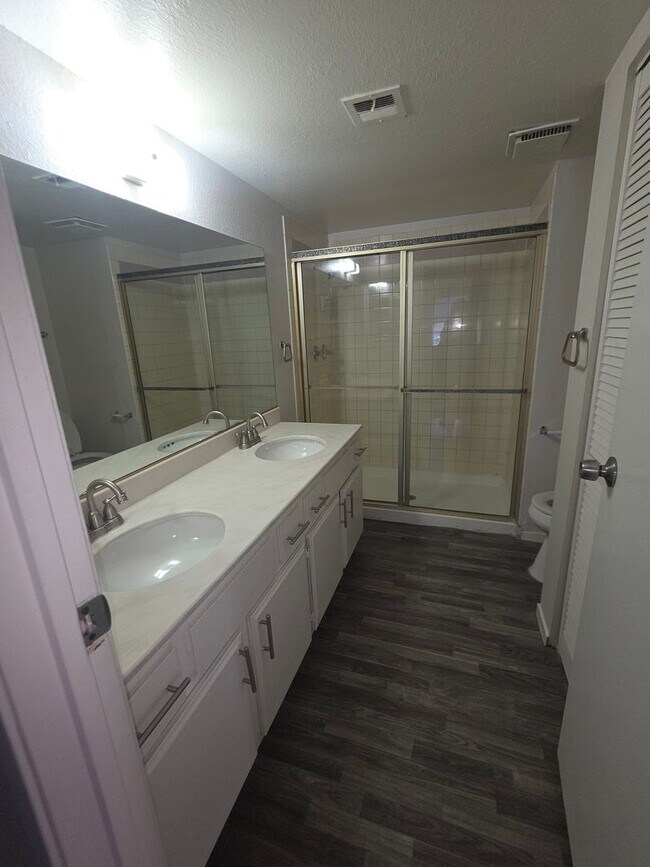 Building Photo - Beautiful CONDO 2 Bedroom- 2 Bath