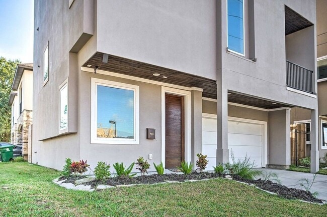 Building Photo - 6403 Bowling Green St