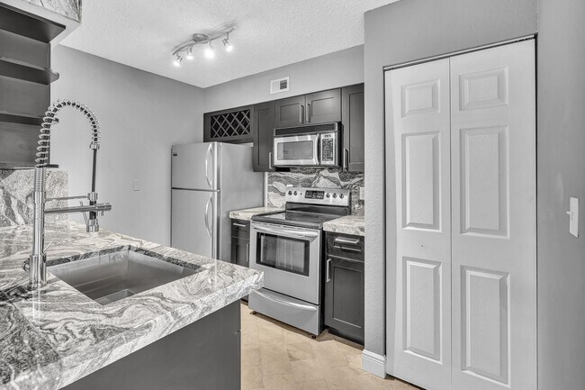 Building Photo - 2820 N Oakland Forest Dr