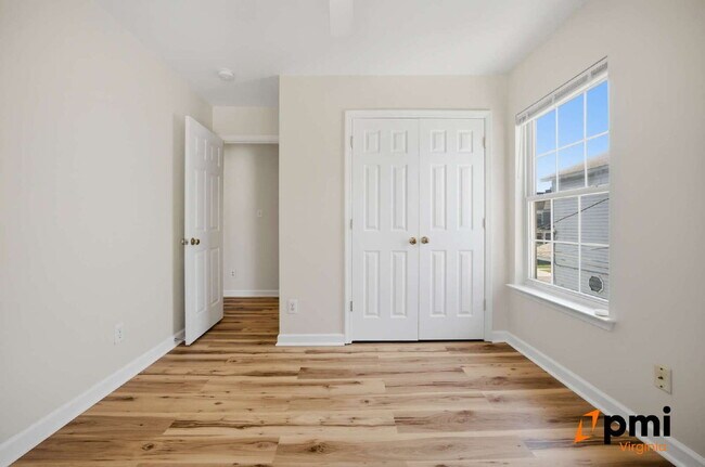 Building Photo - 3 BEDROOM 2.5 BATH WITH FENCED IN YARD AND DETACHED GARAGE FOR RENT IN NORFOLK!