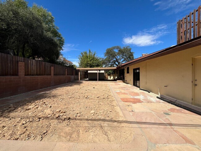 Building Photo - 420 Fairview Ln