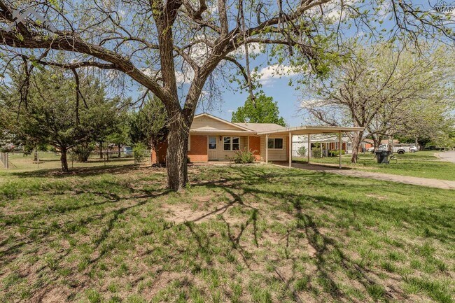 Building Photo - 1400 Phoenix Dr