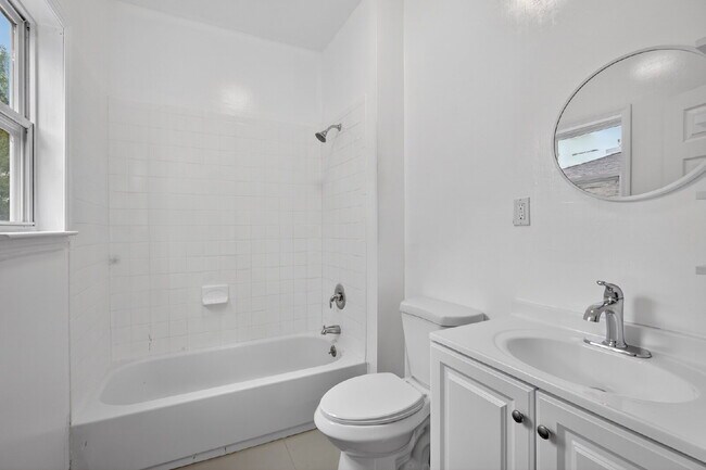 Building Photo - Cozy bungalow close to everything