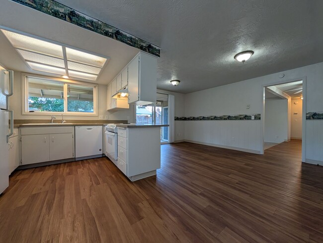 Building Photo - Wonderful 3-Bedroom, 2-Bath Home in Great ...