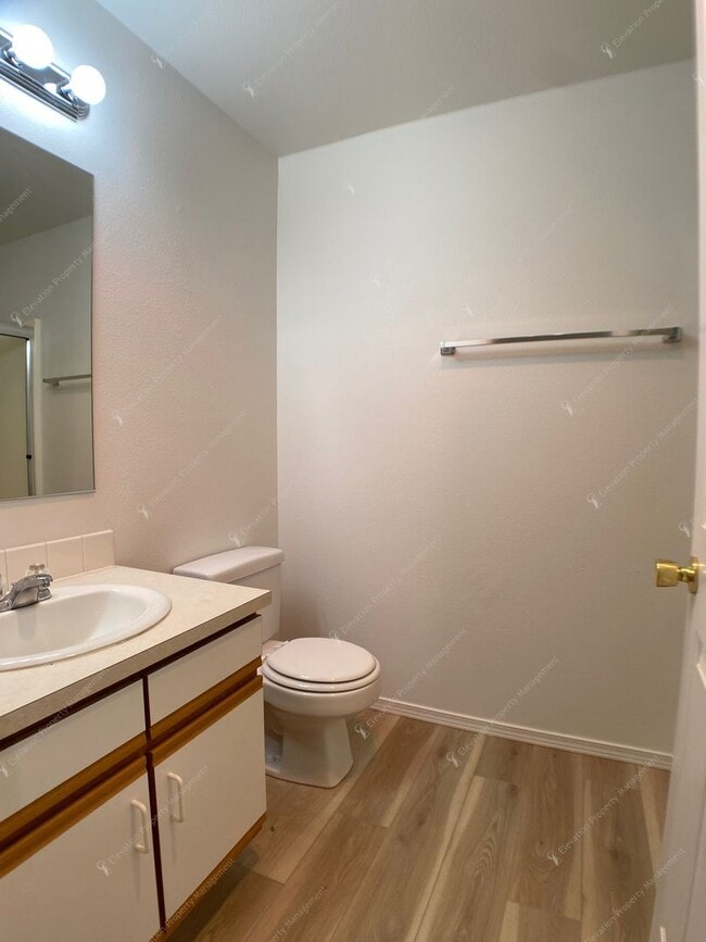 Building Photo - Bright 3 BR - 3 BA Townhouse in Redmond