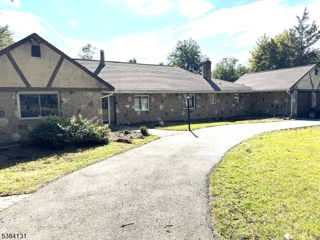 Primary Photo - 111 Lake Dr E