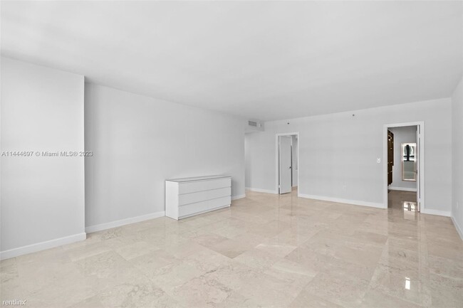 Building Photo - 2 br, 2.5 bath Condo - 10205 Collins Ave A...