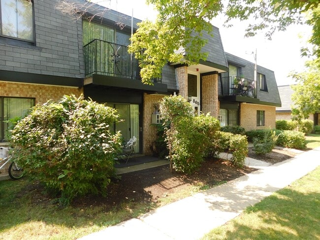 Building Photo - 865 Westmoreland Dr